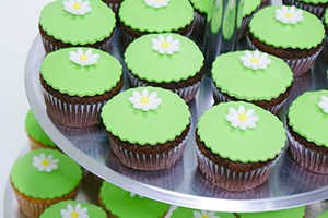 Hochzeits-Cupcakes mit Blumen